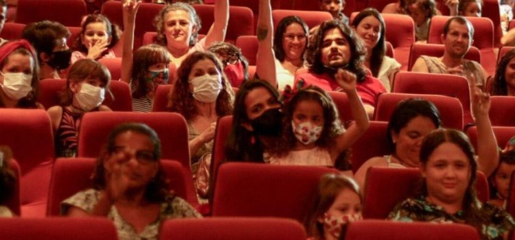 Mães e filhos vão ao cinema pela primeira vez em sessão especial no Cinema do Museu Mães e filhos vão ao cinema pela primeira vez em sessão especial no Cinema do Museu