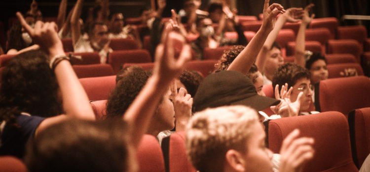 Estudantes surdos têm tarde especial em Sessão Escola no Cinema do Museu Estudantes surdos têm tarde especial em Sessão Escola no Cinema do Museu